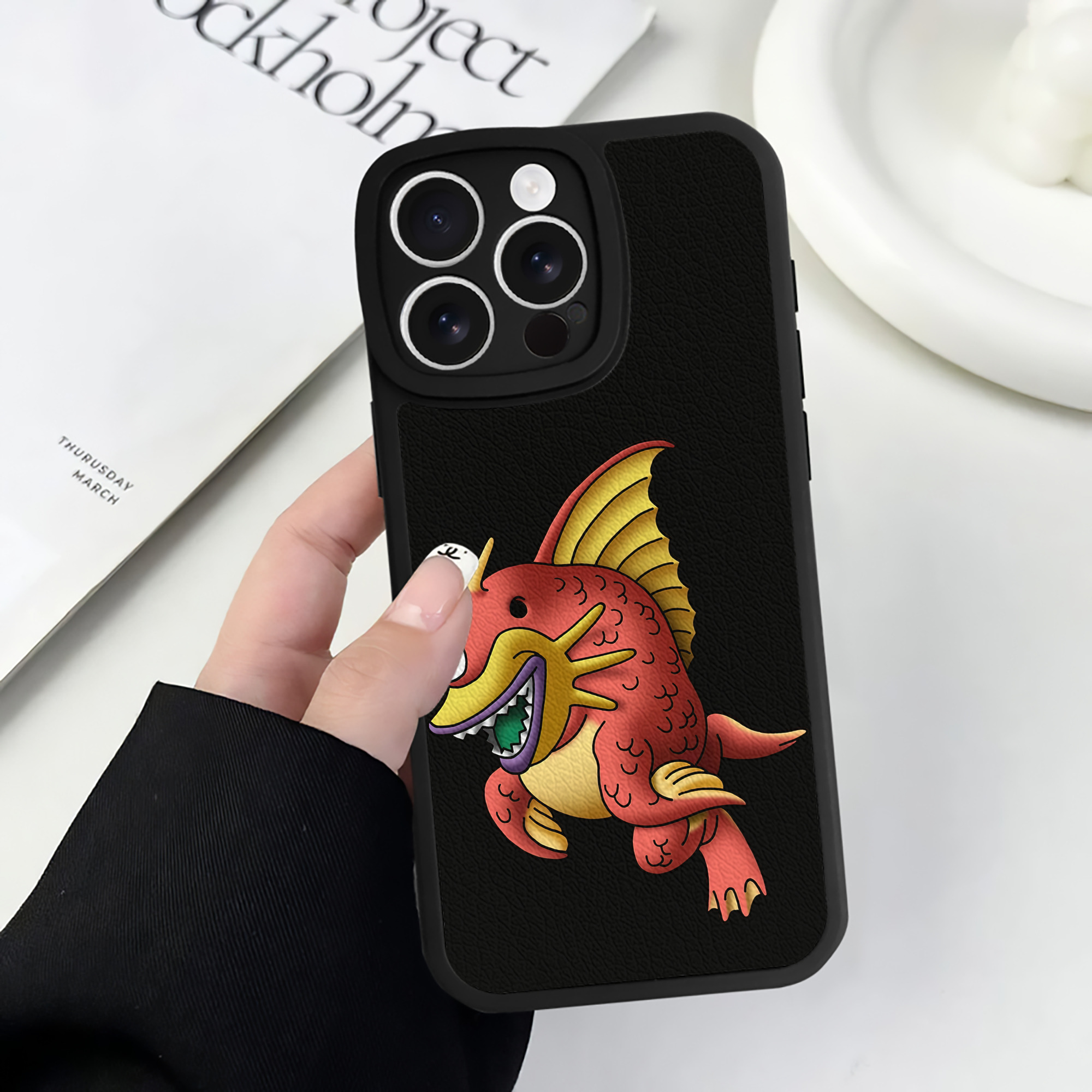 （画像用） ドラゴンクエスト Doragon Kuesuto Dragon Quest 【iPhone 16シリーズ対応】シリコンスマホケース（レザー調） 材質：シリコン